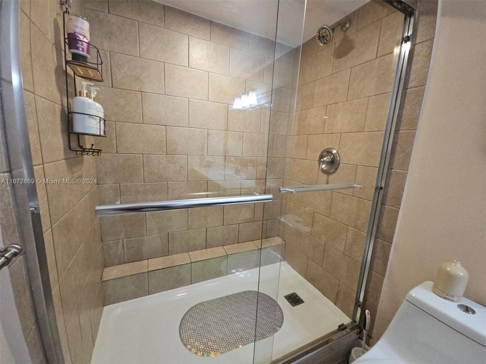 Active With Contract: $1,860 (1 beds, 1 baths, 810 Square Feet)