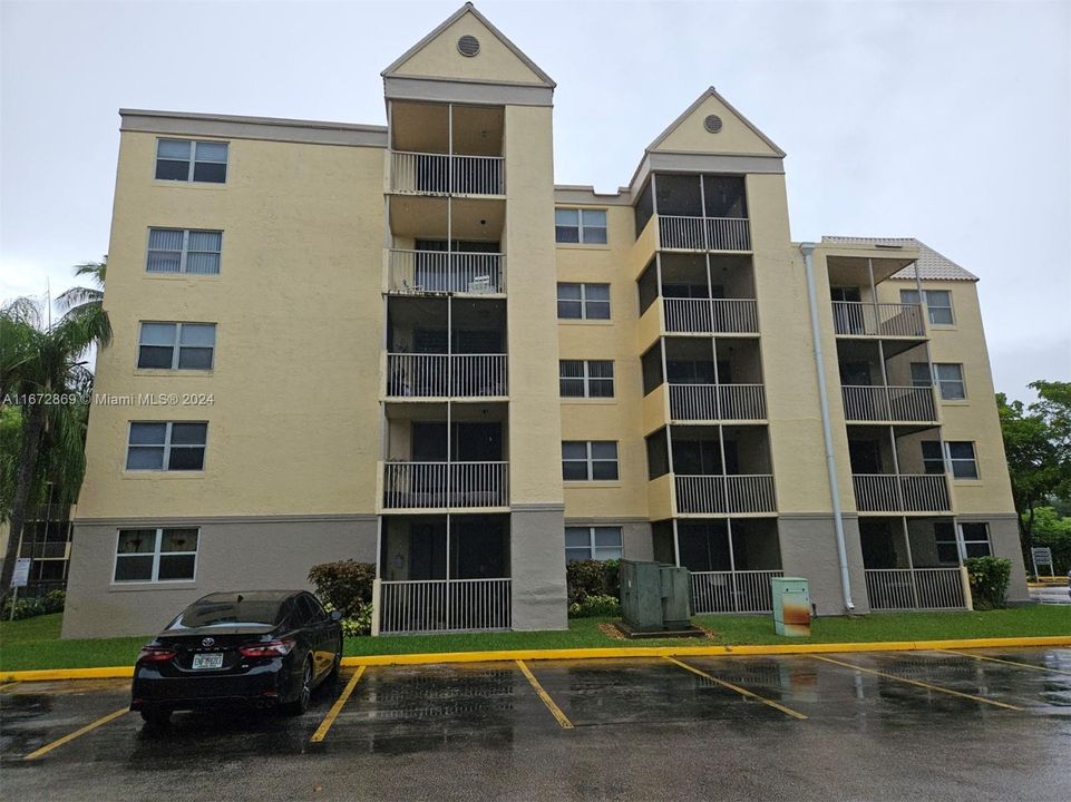 Active With Contract: $1,860 (1 beds, 1 baths, 810 Square Feet)