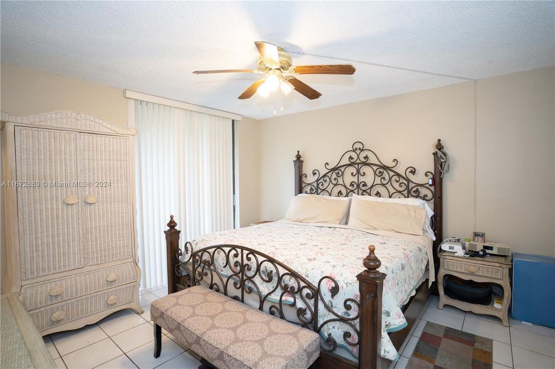 For Sale: $270,000 (2 beds, 2 baths, 965 Square Feet)