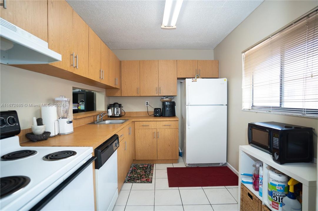 For Sale: $270,000 (2 beds, 2 baths, 965 Square Feet)