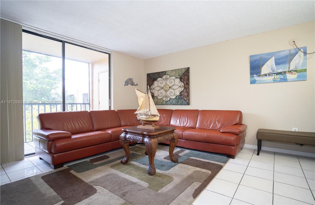 For Sale: $270,000 (2 beds, 2 baths, 965 Square Feet)