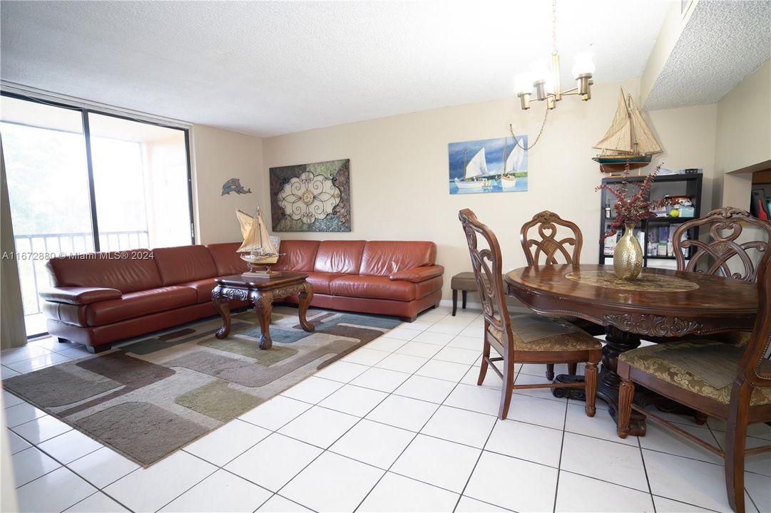 For Sale: $270,000 (2 beds, 2 baths, 965 Square Feet)