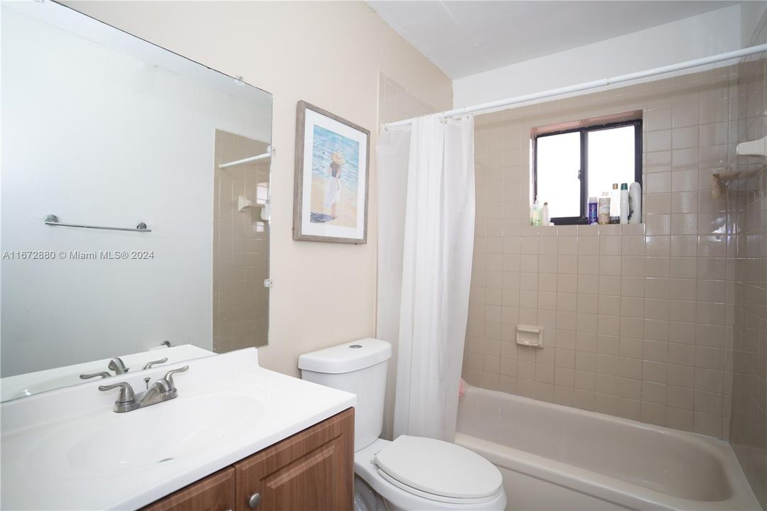 For Sale: $270,000 (2 beds, 2 baths, 965 Square Feet)