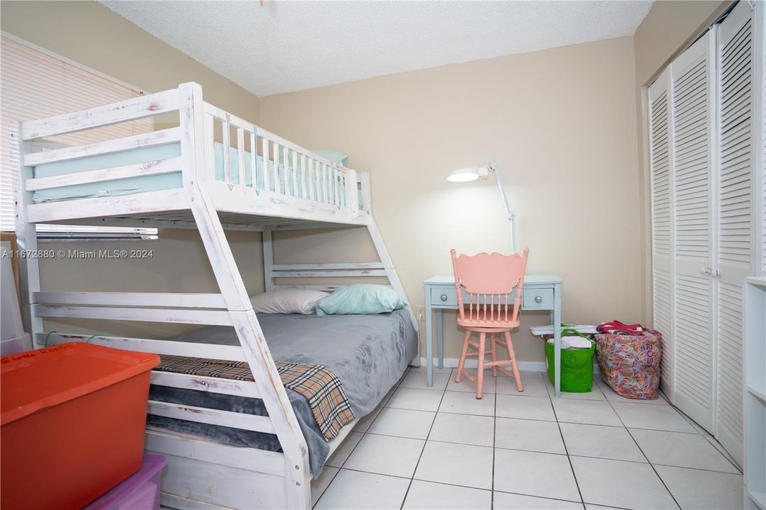 For Sale: $270,000 (2 beds, 2 baths, 965 Square Feet)