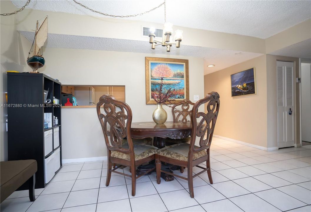 For Sale: $270,000 (2 beds, 2 baths, 965 Square Feet)