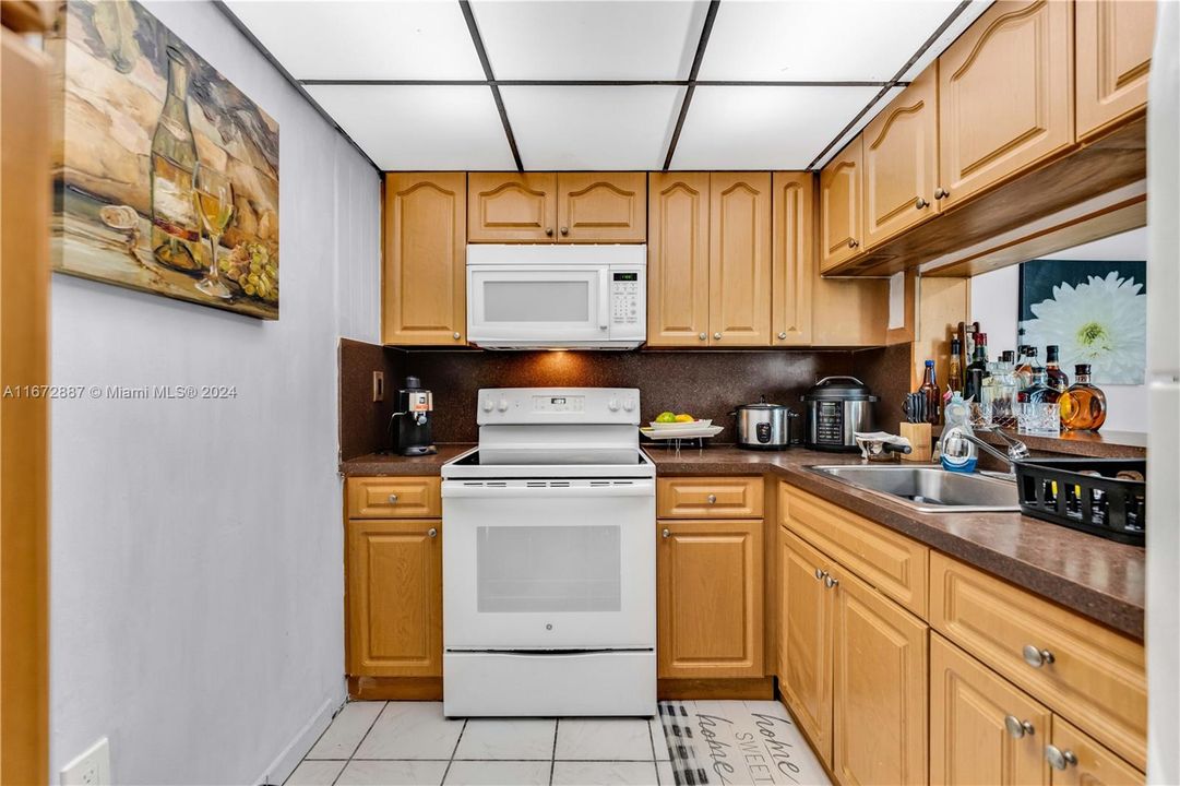 For Sale: $260,000 (2 beds, 2 baths, 898 Square Feet)