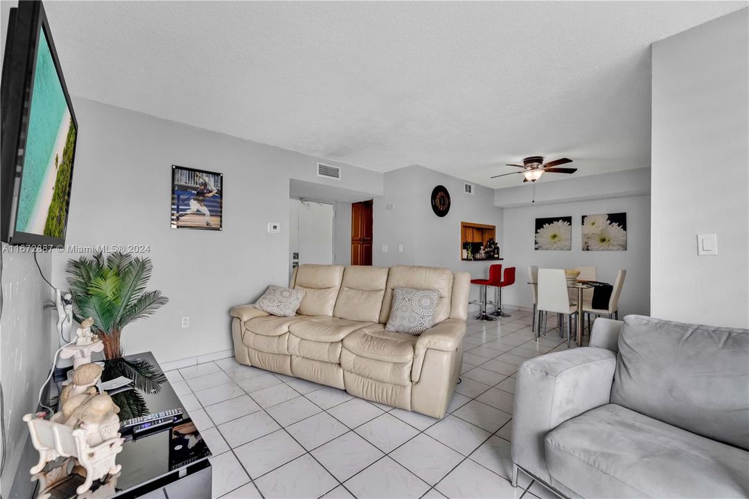 For Sale: $260,000 (2 beds, 2 baths, 898 Square Feet)