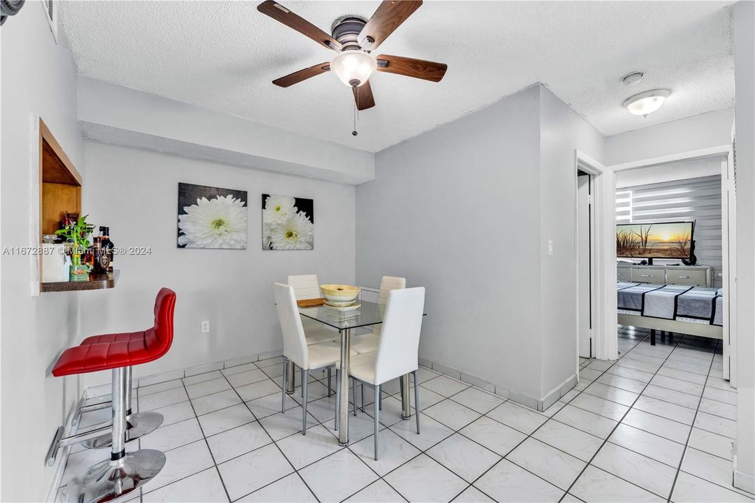 For Sale: $260,000 (2 beds, 2 baths, 898 Square Feet)