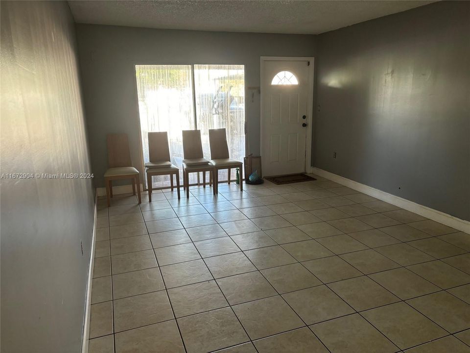 For Sale: $349,000 (2 beds, 1 baths, 816 Square Feet)