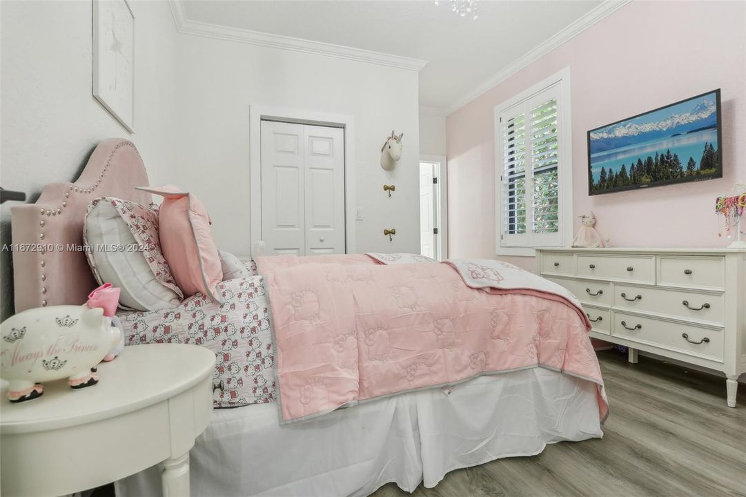 Bedroom with Walk-in Closet