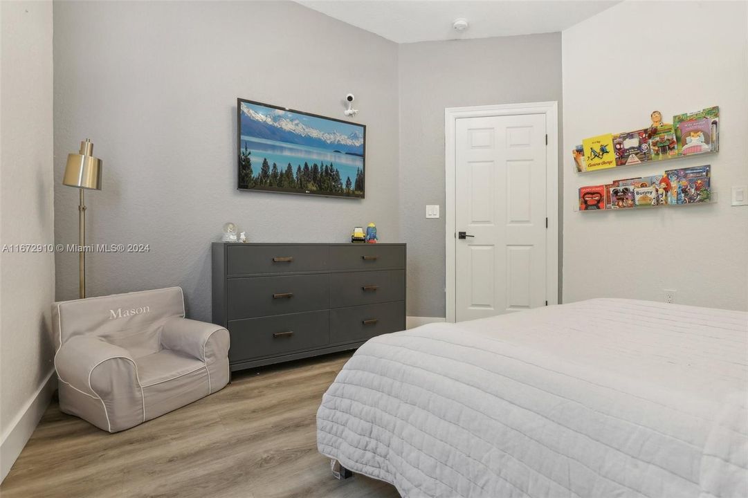 Bedroom with Walk-in Closet