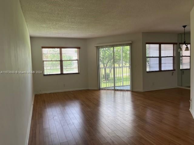 For Sale: $160,000 (1 beds, 1 baths, 840 Square Feet)