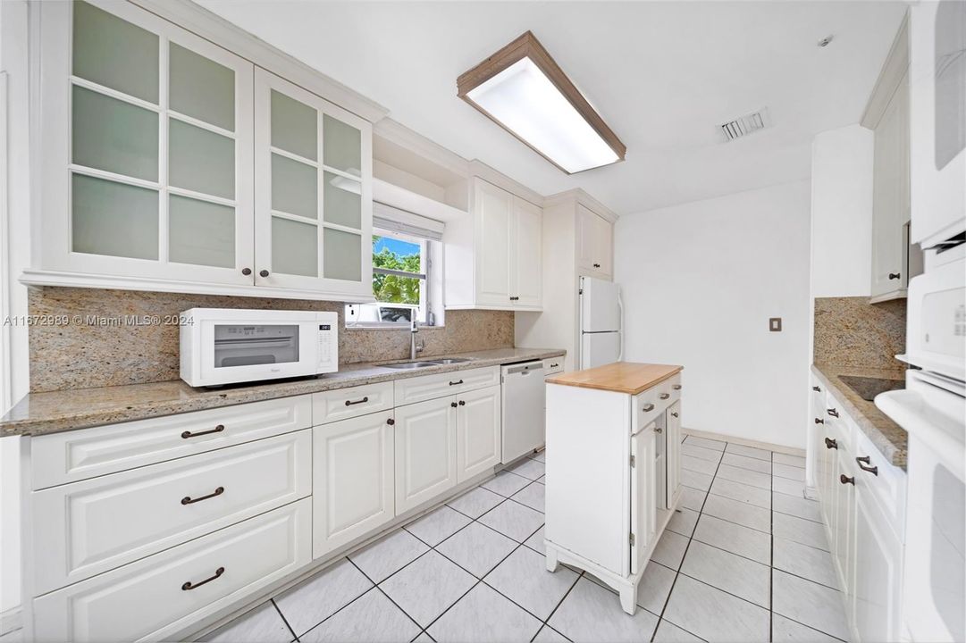 For Sale: $2,190,000 (3 beds, 2 baths, 2936 Square Feet)