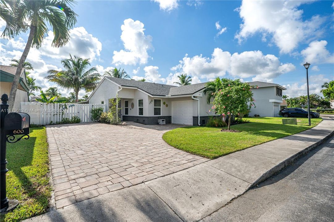 For Sale: $594,000 (3 beds, 2 baths, 1249 Square Feet)