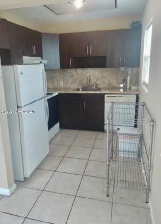 For Rent: $1,700 (2 beds, 1 baths, 835 Square Feet)