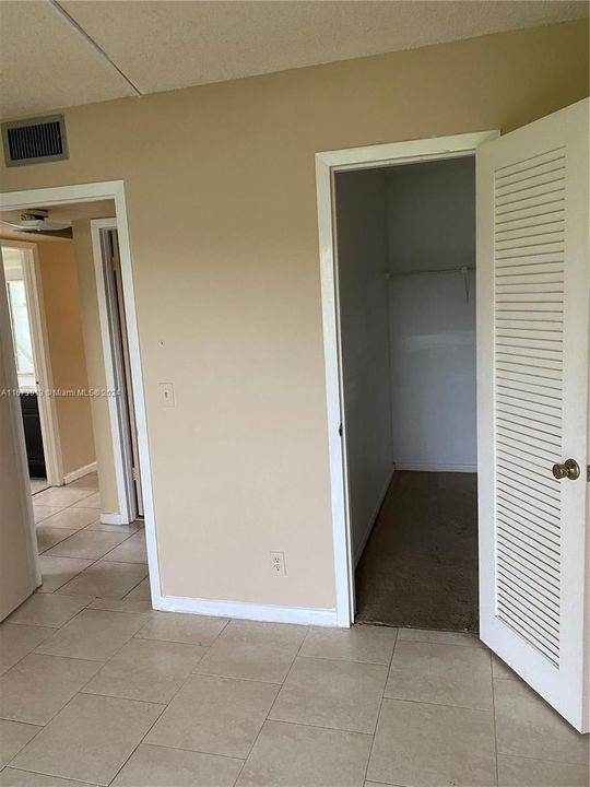 For Rent: $1,700 (2 beds, 1 baths, 835 Square Feet)