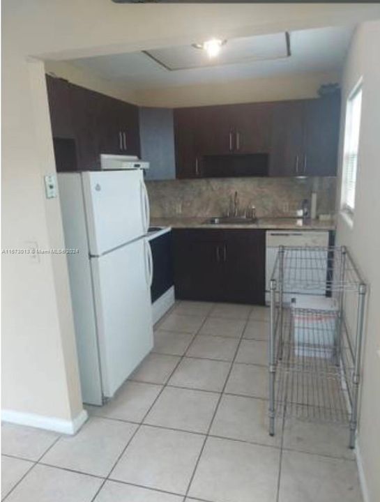 For Rent: $1,700 (2 beds, 1 baths, 835 Square Feet)