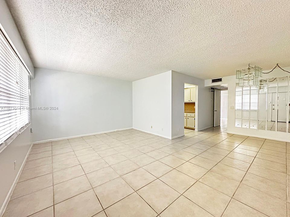 Active With Contract: $1,545 (1 beds, 1 baths, 811 Square Feet)