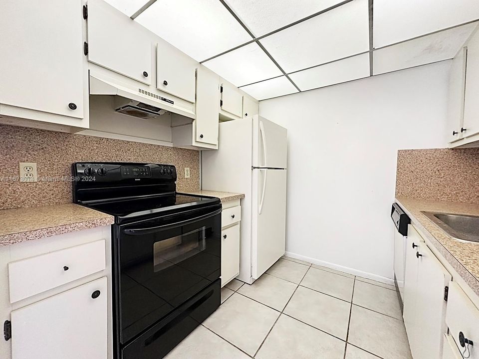 Active With Contract: $1,545 (1 beds, 1 baths, 811 Square Feet)