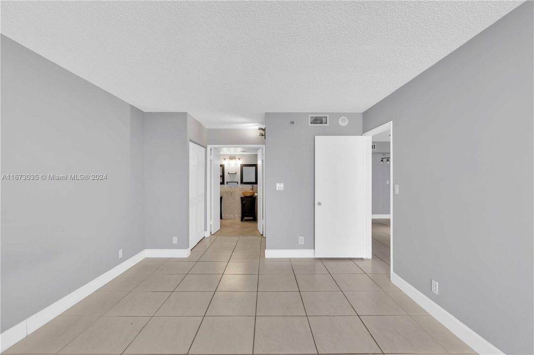 For Sale: $370,000 (2 beds, 2 baths, 1062 Square Feet)