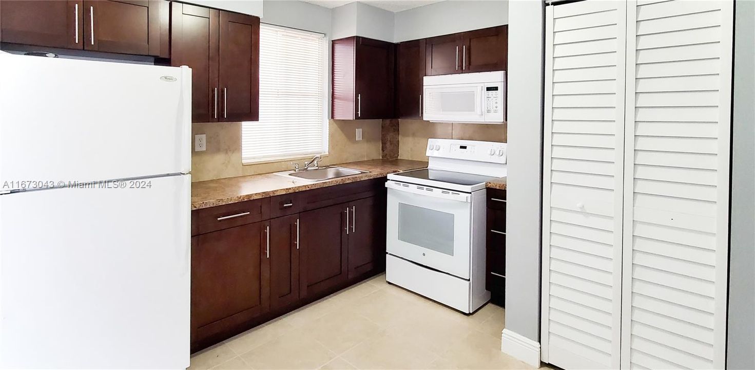 For Rent: $1,900 (1 beds, 1 baths, 749 Square Feet)