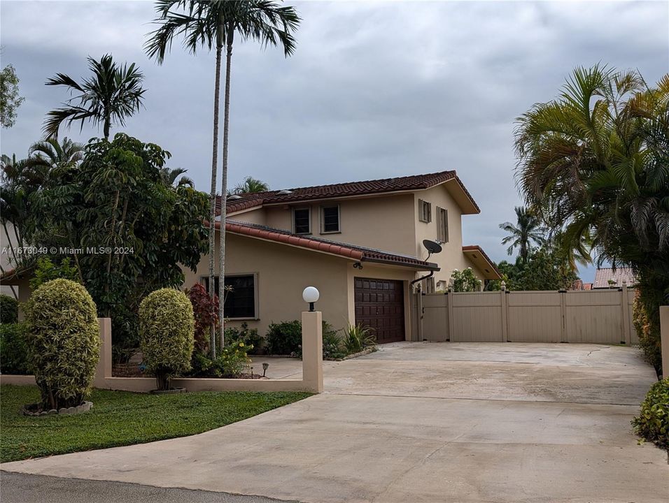 For Sale: $950,000 (5 beds, 3 baths, 2678 Square Feet)