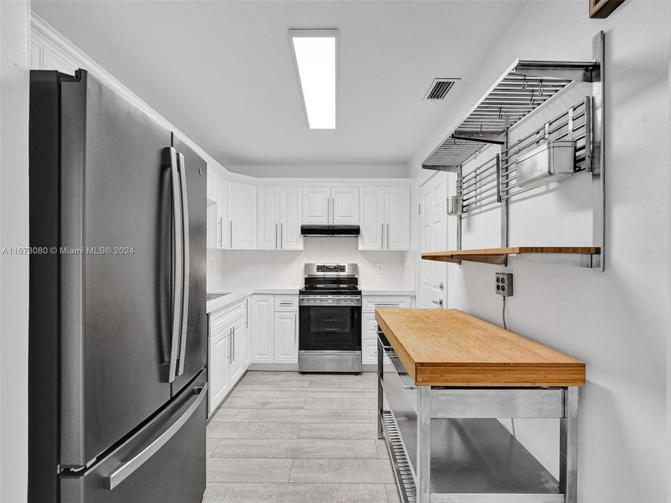 Active With Contract: $3,790 (2 beds, 2 baths, 1212 Square Feet)