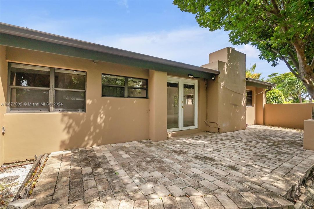 For Sale: $1,250,000 (5 beds, 3 baths, 3304 Square Feet)