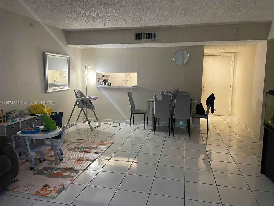 For Rent: $2,300 (2 beds, 2 baths, 965 Square Feet)