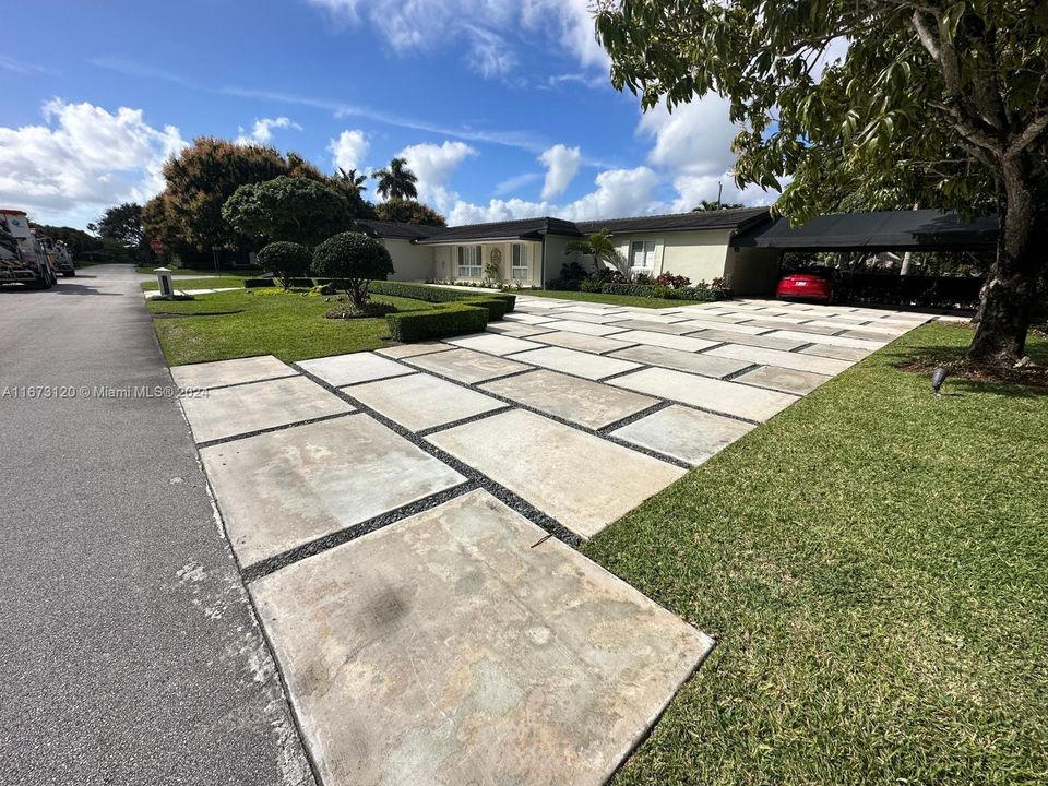 Large and spacious driveway