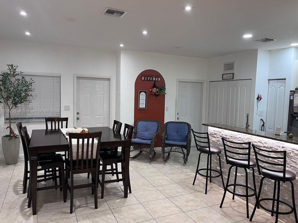 En Venta: $424,999 (4 camas, 2 baños, 1850 Pies cuadrados)