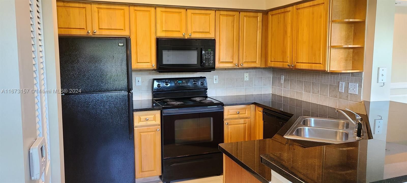 For Rent: $2,300 (1 beds, 1 baths, 855 Square Feet)