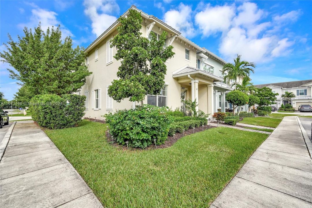 For Sale: $585,000 (3 beds, 2 baths, 1561 Square Feet)