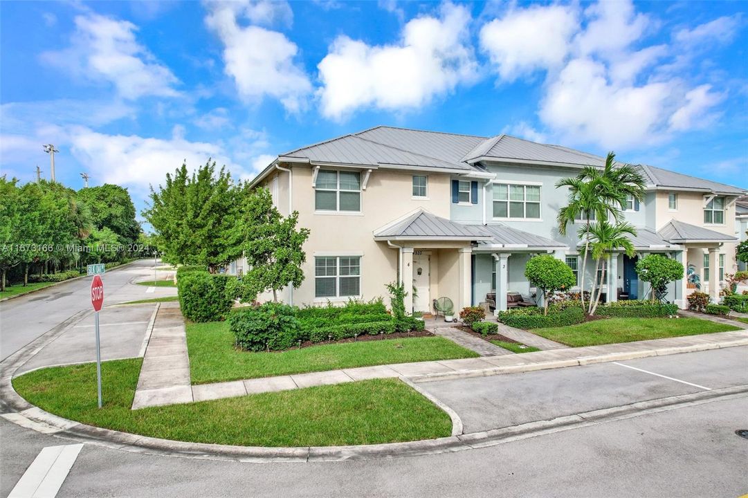 For Sale: $585,000 (3 beds, 2 baths, 1561 Square Feet)