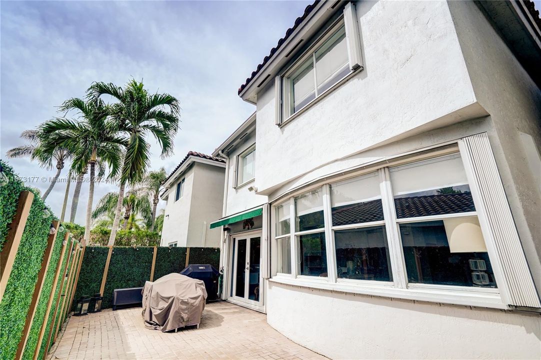 For Sale: $870,000 (3 beds, 3 baths, 2303 Square Feet)