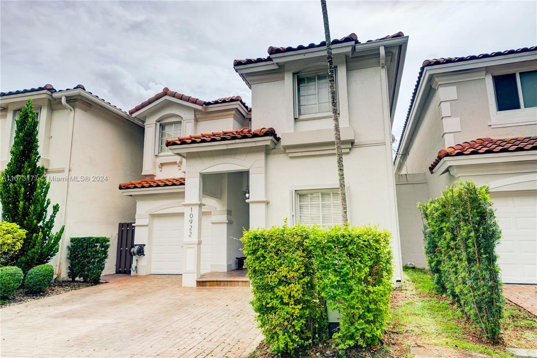 En Venta: $870,000 (3 camas, 3 baños, 2303 Pies cuadrados)