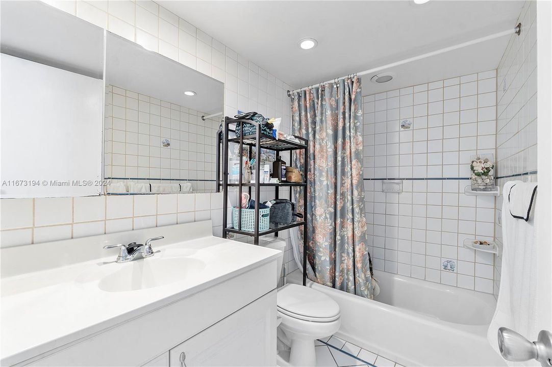 For Sale: $320,000 (2 beds, 2 baths, 936 Square Feet)