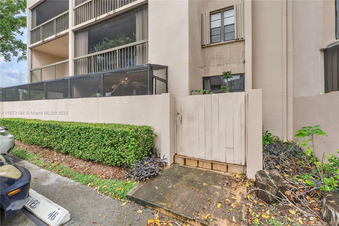 For Sale: $320,000 (2 beds, 2 baths, 936 Square Feet)