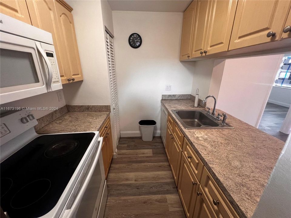 For Sale: $320,000 (3 beds, 2 baths, 980 Square Feet)