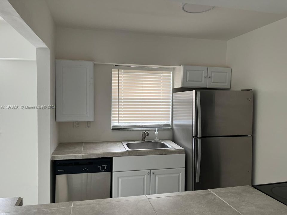 For Sale: $320,000 (2 beds, 2 baths, 1190 Square Feet)