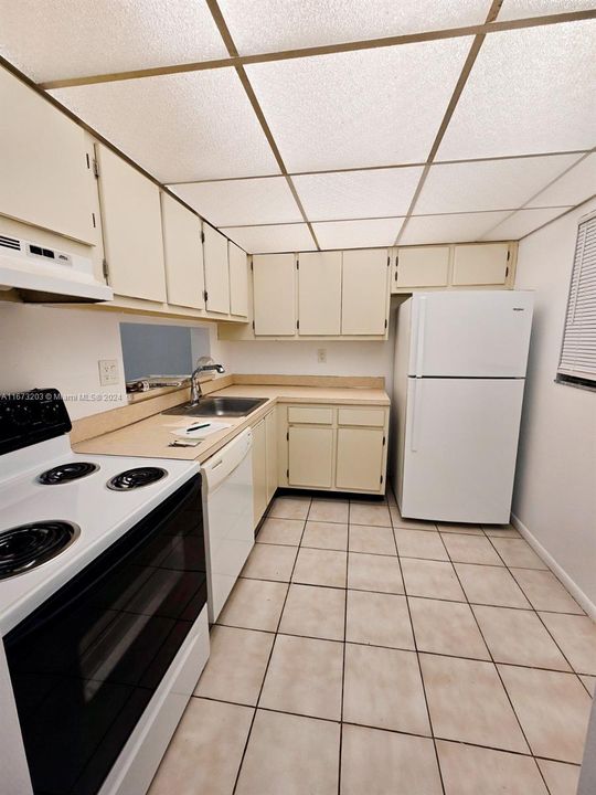 For Sale: $240,000 (1 beds, 1 baths, 773 Square Feet)