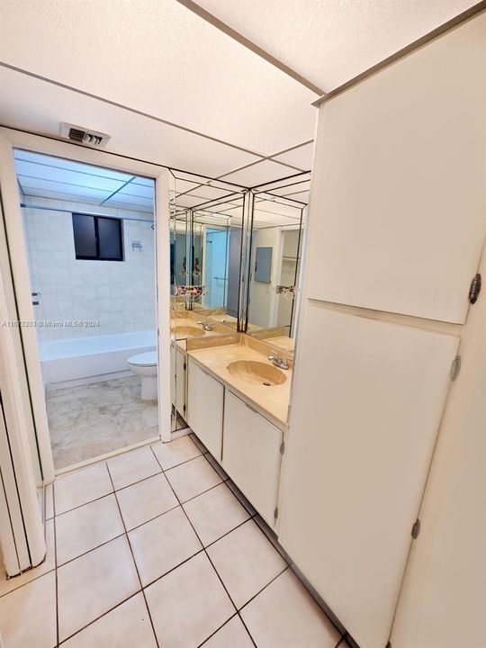 For Sale: $240,000 (1 beds, 1 baths, 773 Square Feet)