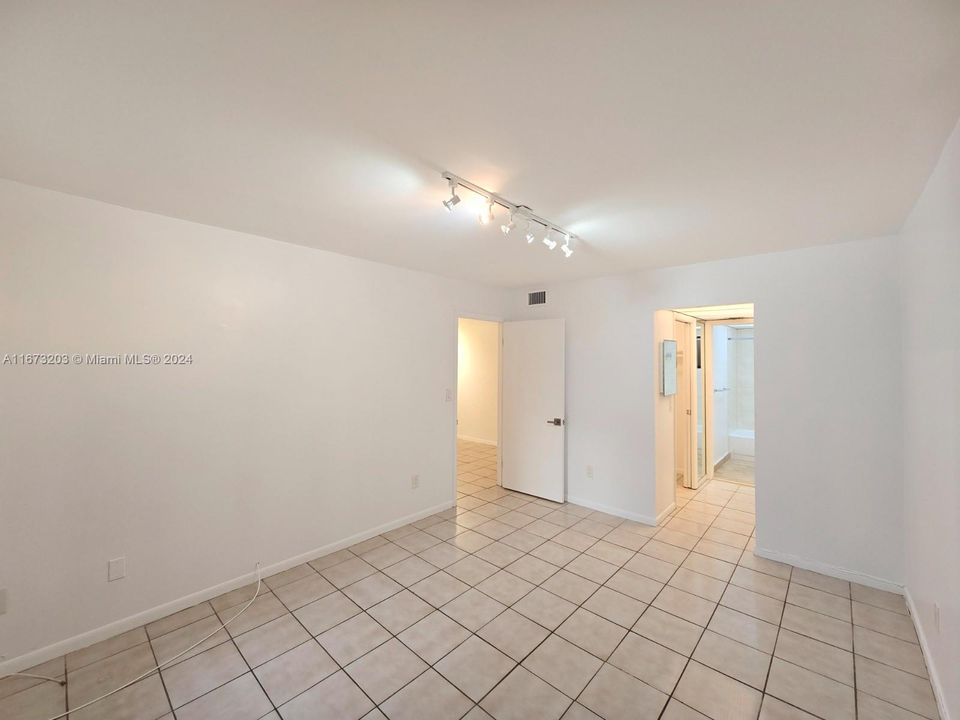 For Sale: $240,000 (1 beds, 1 baths, 773 Square Feet)