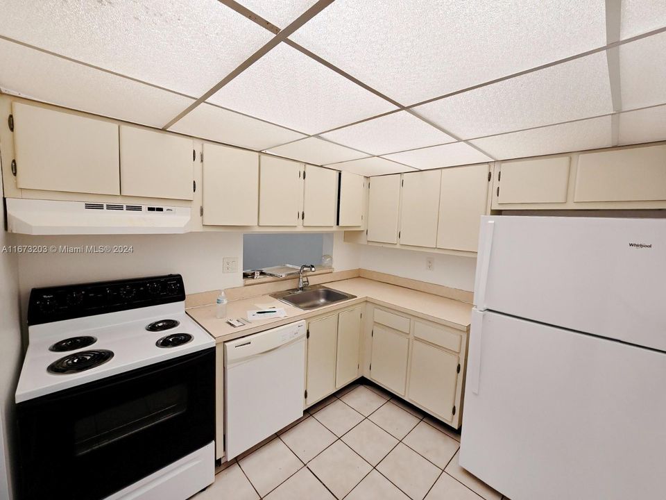 For Sale: $240,000 (1 beds, 1 baths, 773 Square Feet)