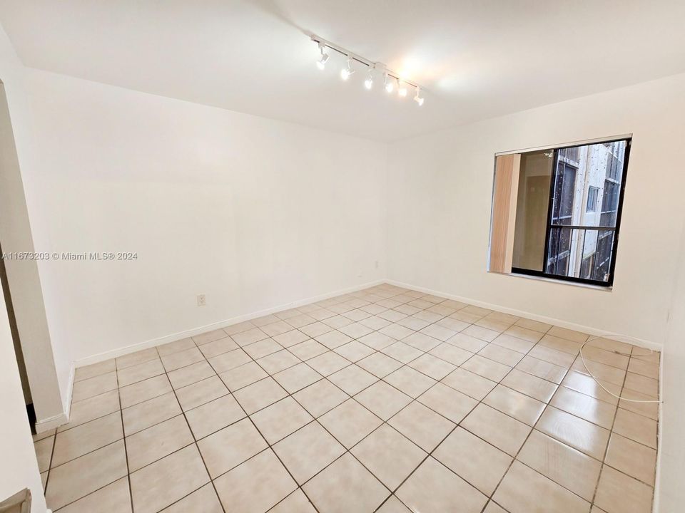 For Sale: $240,000 (1 beds, 1 baths, 773 Square Feet)