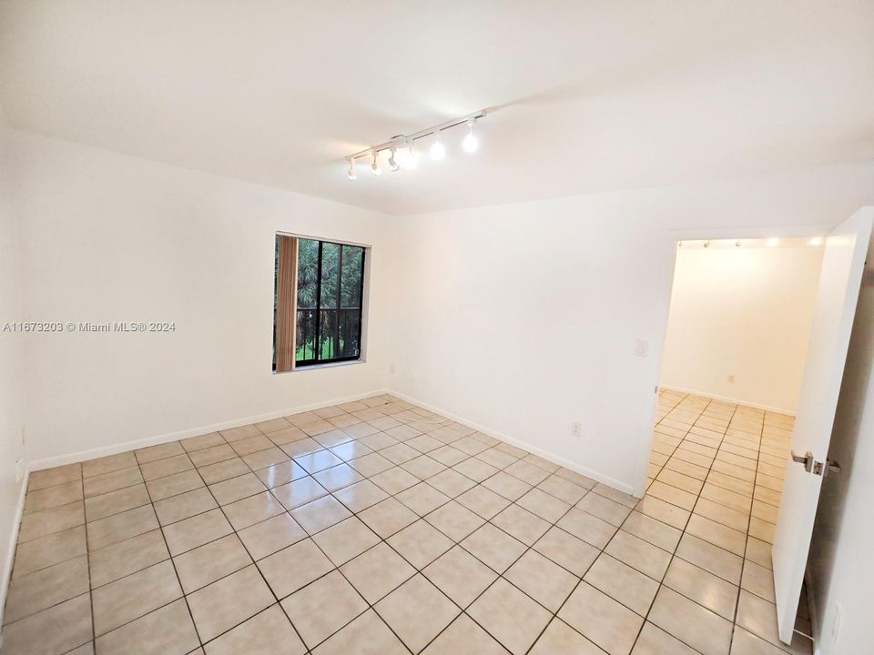 For Sale: $240,000 (1 beds, 1 baths, 773 Square Feet)