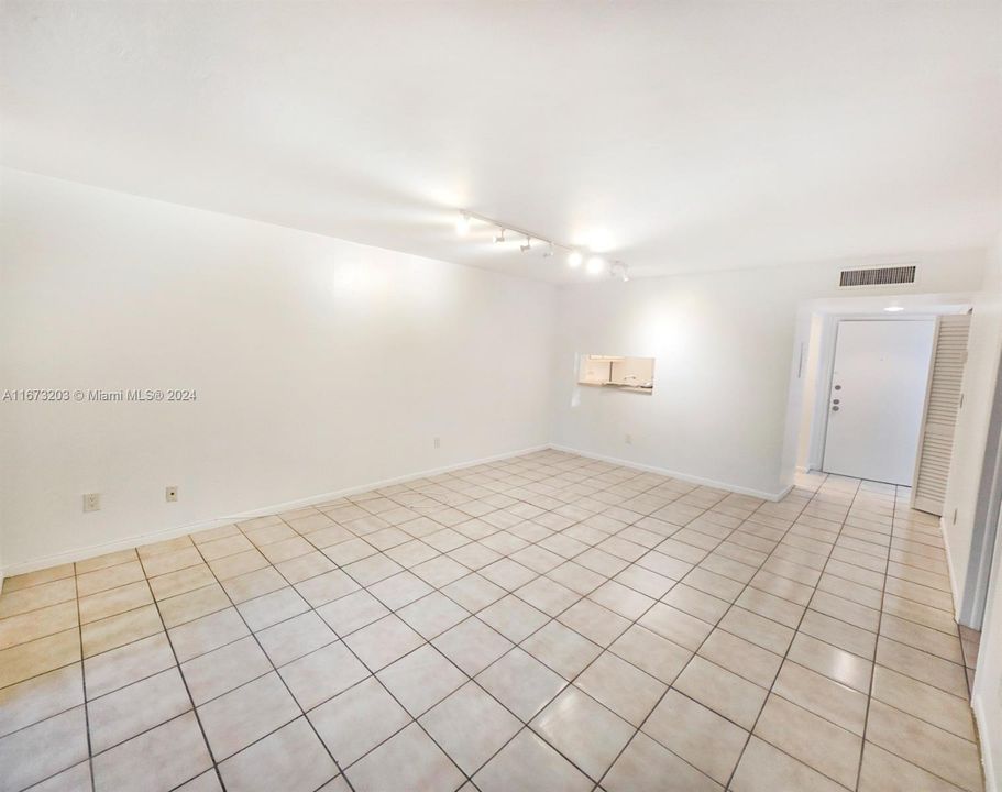 For Sale: $240,000 (1 beds, 1 baths, 773 Square Feet)