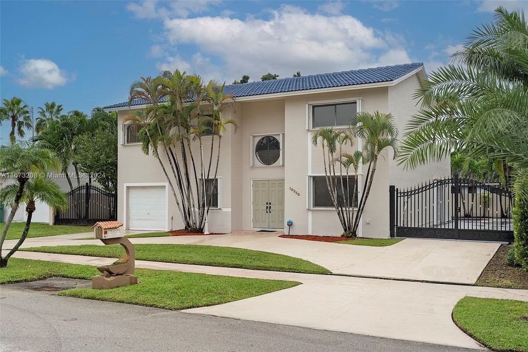 For Sale: $850,000 (4 beds, 2 baths, 2901 Square Feet)