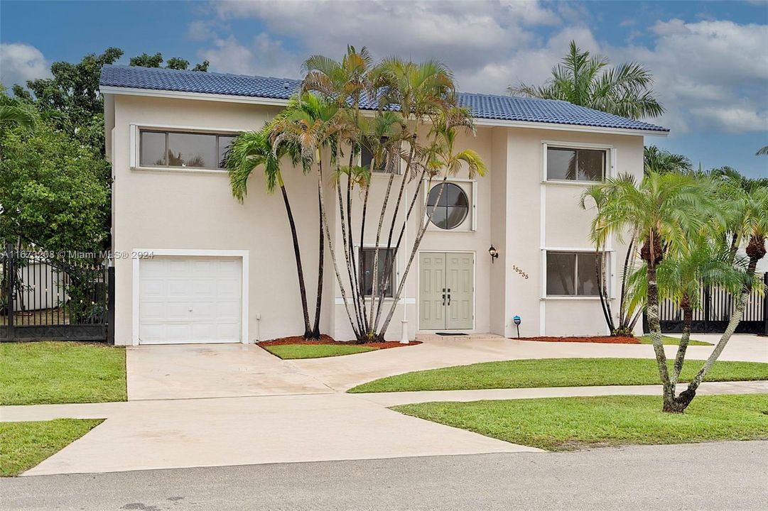 For Sale: $850,000 (4 beds, 2 baths, 2901 Square Feet)