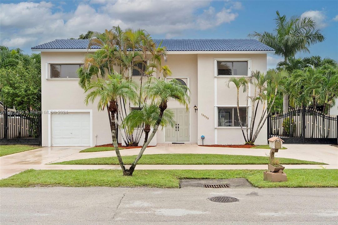 For Sale: $850,000 (4 beds, 2 baths, 2901 Square Feet)